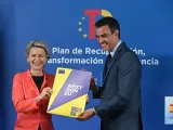 La presidenta de la Comisión Europea, Ursula von der Leyen, y el líder del Ejecutivo español, Pedro Sánchez.