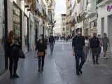 Varias personas caminan por el centro de Sevilla.