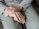 Las manos de una anciana en una imagen de archivo.
