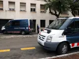 Furgones policiales de los Mossos llegando al juzgado de Tarragona.