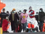 Un grupo de 56 inmigrantes subsaharianos, entre ellos tres bebés y ocho mujeres, llegan a Puerto del Rosario, en Fuerteventura, tras ser rescatados de una patera a la deriva al sur de Gran Tarajal.
