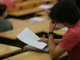 Un estudiante realiza un examen de la EBAU.