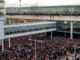 Concentración contra la sentencia del 'procés' en el aeropuerto de Barcelona-El Prat, convocada por Tsunami Democràtic el 14 de octubre de 2019.