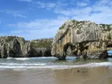 Playa de las Cuevas de Mar, en Asturias.