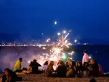Celebraci&oacute;n de la verbena de Sant Joan 2021 en la playa de la Barceloneta de la capital catalana.