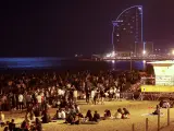 Cientos de personas celebran la verbena de Sant Joan 2021 en las playas de Barcelona.