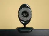 La cámara de tu móvil puede mejorar de una forma importante la calidad de imagen respecto a una webcam. Con aplicaciones de terceros conseguirás utilizar el dispositivo para grabarte y así hacer las videollamadas que precises.
