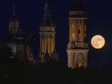 La luna rosa vista junto a la basílica del Pilar de Zaragoza, y debido a la posición del satélite respecto a la Tierra su apreciación es diferente: más grande y más brillante.