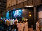 Varios j&oacute;venes hacen cola en la puerta de la discoteca Panda el 25 de junio de 2021.