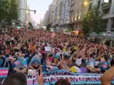 Cientos de personas en el Orgullo Crítico protagonizan una sentada en la Gran Vía al grito de 'Ley Trans Ya'