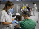 Una persona recibe su vacuna contra la covid-19 en el hospital Isabel Zendal de Madrid.
