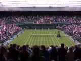 La pista central de Wimbledon se pone en pie para ovacionar a Dame Sarah Gilbert.