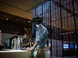 Un asistente utiliza unas gafas de realidad virtual en las instalaciones de la segunda jornada de la XIV edici&oacute;n del Mobile World Congress (MWC 2021)