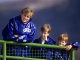 Diana de Gales disfruta con sus dos hijos, Harry y William.