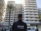Un policia local fa guàrdia enfront de l'hotel Palma Bellver, on estaven confinats 249 jóvens que han tingut relació directa o indirecta amb el brot d'un viatge d'estudis a Mallorca.