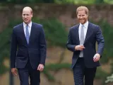 El príncipe Guillermo y el príncipe Harry, en el homenaje por 60º cumpleaños de Lady Di.