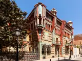 Este próximo 12 de julio dos personas podrán optar a conseguir una experiencia de lujo con el sorteo de Airbnb para disfrutar por primera vez y de manera excepcional de una noche en la Casa Vicens de Antoni Gaudí, la primera obra maestra modernista del arquitecto español construida entre 1883 y 1885 en el barrio de Gràcia de Barcelona.