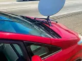 Imagen de la antena parab&oacute;lica colocada en el cap&oacute; del coche.