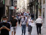 Personas pasean por la calle Major de Lleida.