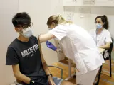 Un joven de de 17 a&ntilde;os recibe la vacuna contra la Covid-19 en Lleida.
