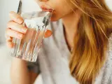 Beber agua con frecuencia es una de las maneras de evitar la cistitis.