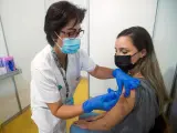 Inoculación de una joven en el centro de vacunación masivade la Fira de Cornellà (Barcelona).