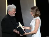Jodie Foster recoge la Palma de Honor de manos de Pedro Almodóvar.
