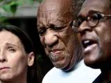 El cómico estadounidense Bill Cosby (en el centro), con su abogada y su portavoz, tras ser anulada su condena por abusos sexuales.