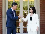 El presidente del Gobierno, Pedro Sánchez, y su homóloga en la Comunidad de Madrid, Isabel Díaz Ayuso, este viernes en Moncloa.
