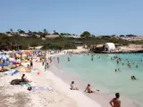 La playa de Binibèquer de Menorca llena de gente este domingo, jornada en la Aemet ha decretado alerta amarilla por las altas temperaturas.