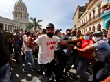 Polic&iacute;as arrestan a manifestantes frente al Capitolio de Cuba, en La Habana, durante una manifestaci&oacute;n contra el Gobierno cubano.