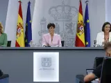 Pilar Alegría, ministra de Educación; Isabel Rodríguez, ministra portavoz y de Política Territorial; y Reyes Maroto, ministra de Industria.
