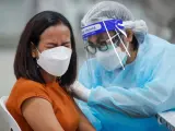 Una mujer recibe una dosis de la vacuna de AstraZeneca contra la covid-19 en Bangkok, Tailandia.