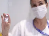 Una sanitaria muestra una dosis de la vacuna de AstraZeneca contra la covid-19, en Madrid.