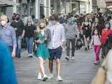 Un grupo de personas pasea por el centro de Bergamo, en el norte de Italia.