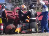 Verstappen sale del coche tras su accidente en Silverstone
