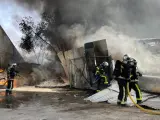 La circulación de trenes del AVE Madrid-Barcelona ha quedado interrumpida durante más de dos horas este viernes por un incendio en Loeches en el que ha ardido gran cantidad de basura y chatarra, según ha informado Emergencias 112 Comunidad de Madrid.