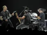 James Hetfield, Robert Trujillo y Lars Ulrich en un concierto de Metallica.