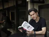 Rodrigo Cortés posa con su libro 'Los años extraordinarios'.