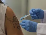 Una infermera administra la vacuna contra el Covid-19