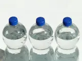 Una botella de plástico necesita 80 litros de agua para poder crearse. Cabe recordar que normalmente alberga un litro y medio, por lo que hay una gran disparidad.