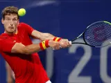 Pablo Carreño devuelve la bola al ruso Daniil Medvedev durante su encuentro de cuartos de final masculino de tenis en los Juegos Olímpicos.
