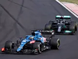 Fernando Alonso y Lewis Hamilton, en su duelo en el GP de Hungría