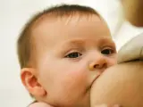 Un bebé siempre será el que decida con qué frecuencia le debes dar el pecho.