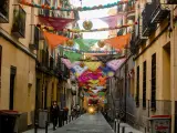 El Madrid m&aacute;s castizo adorna sus calles para celebrar unas restringidas fiestas de San Cayetano, San Lorenzo y La Paloma