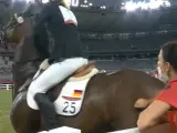 Kim Raisner golpea a un caballo.