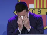 Messi se enjuga las l&aacute;grimas en su despedida del Barcelona