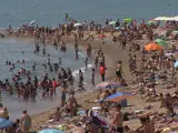 La playa de la Barceloneta durante la ola de calor
