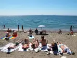 MLG 05-08-2021.-Bañistas y turistas disfrutan de un día en la playa de La Malagueta, donde hoy se ha conocido la noticia que Reino Unido mantiene a España en ámbar y no la coloca en zona roja por Covid.-ÁLEX ZEA.
