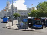 Varias paradas de autobuses de la EMT en la plaza de Cibeles, Madrid.